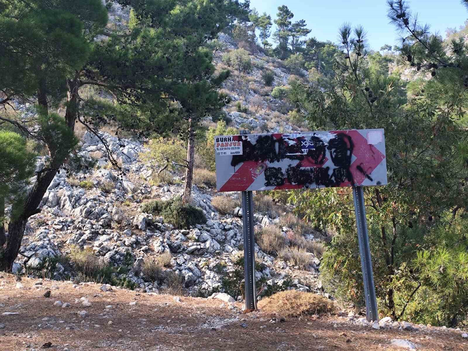 Bozyazı yayla yolunda trafik levhalarına kurşunlu saldırı