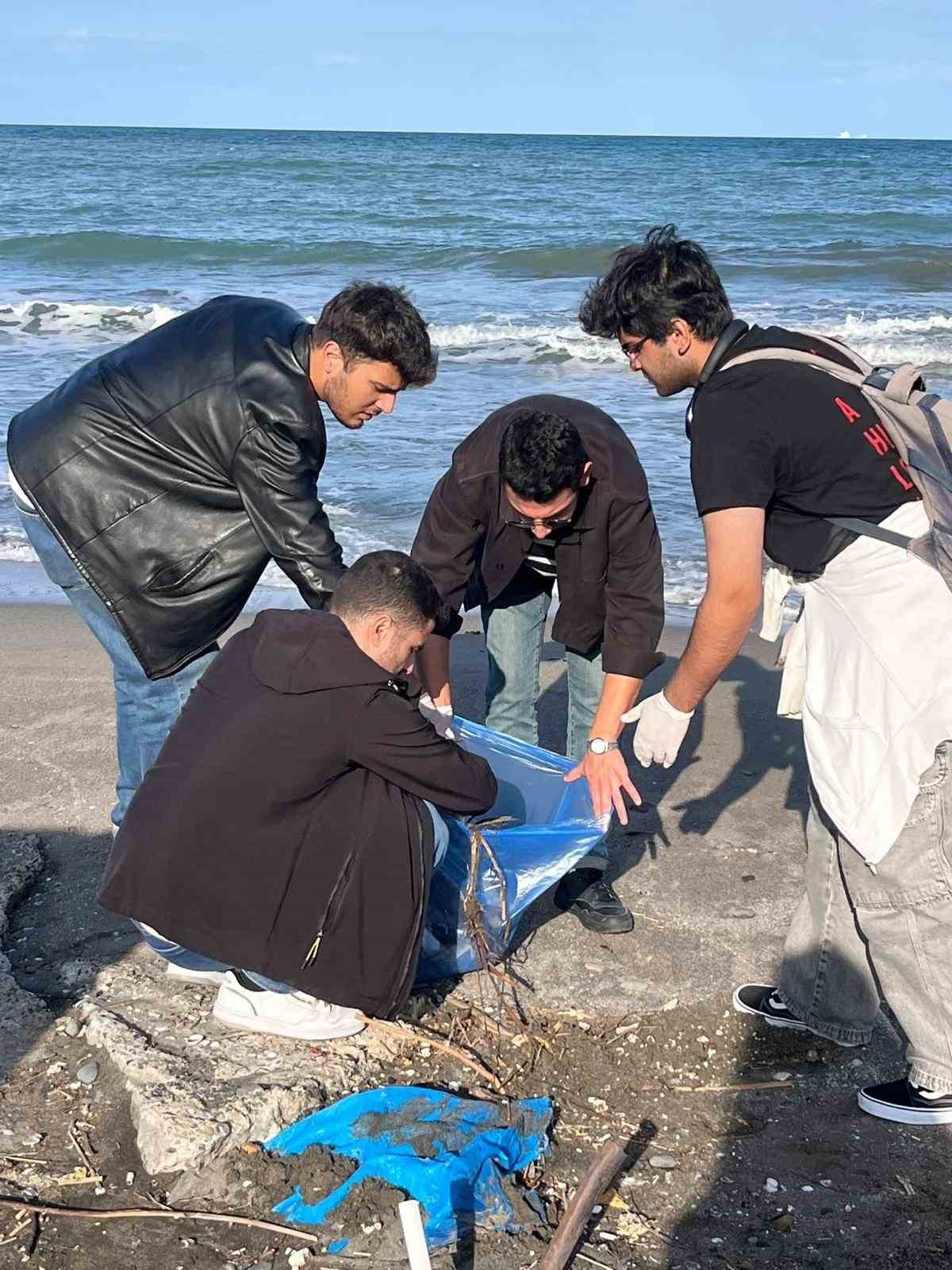 &Uuml;niversite &ouml;ğrencilerinden &ccedil;evre temizliği etkinliği
