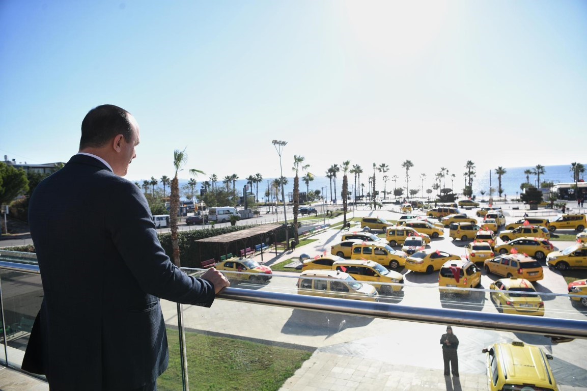 Konyaaltı’da taksicilerden Türk bayraklı Cumhuriyet konvoyu