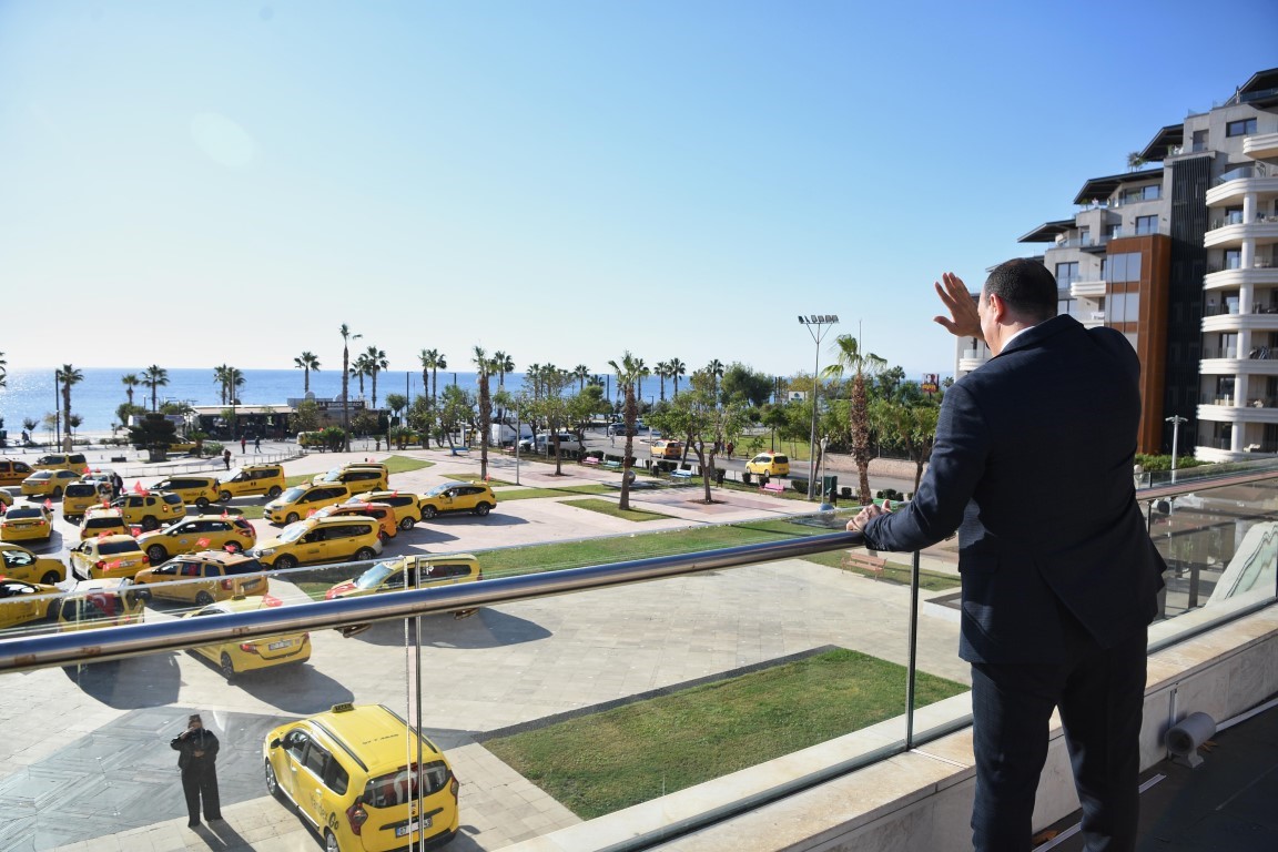 Konyaaltı&rsquo;da taksicilerden T&uuml;rk bayraklı Cumhuriyet konvoyu
