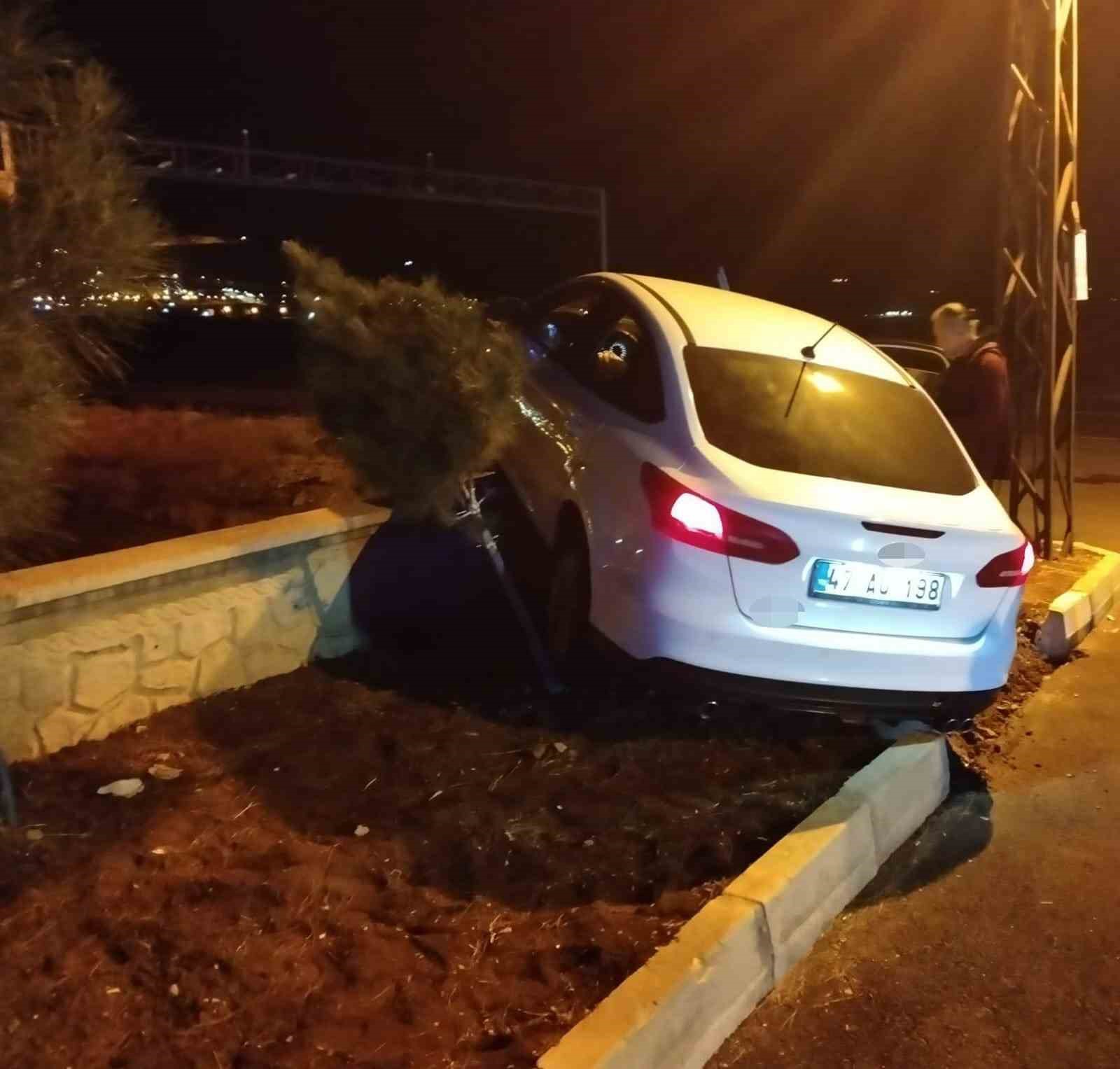 Gercüş’te otomobil istinat duvarına çarptı