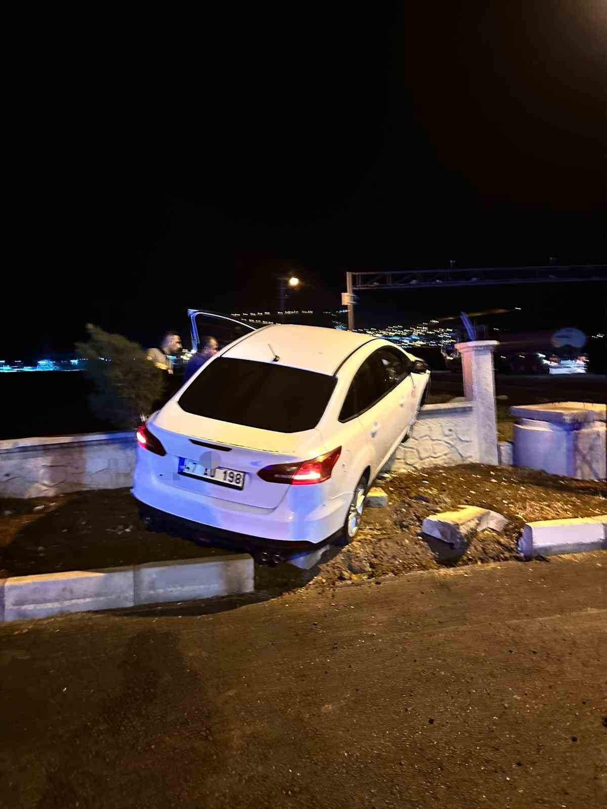 Gercüş’te otomobil istinat duvarına çarptı