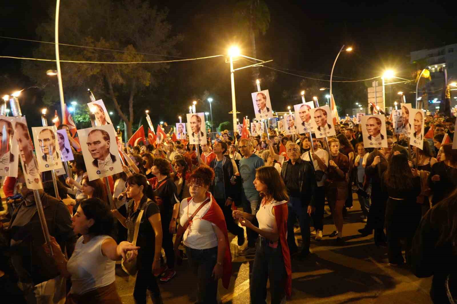 Antalya&rsquo;da 400 metrelik dev bayrakla Cumhuriyet coşkusu: Fener Alayı&rsquo;na y&uuml;zlerce kişi katıldı
