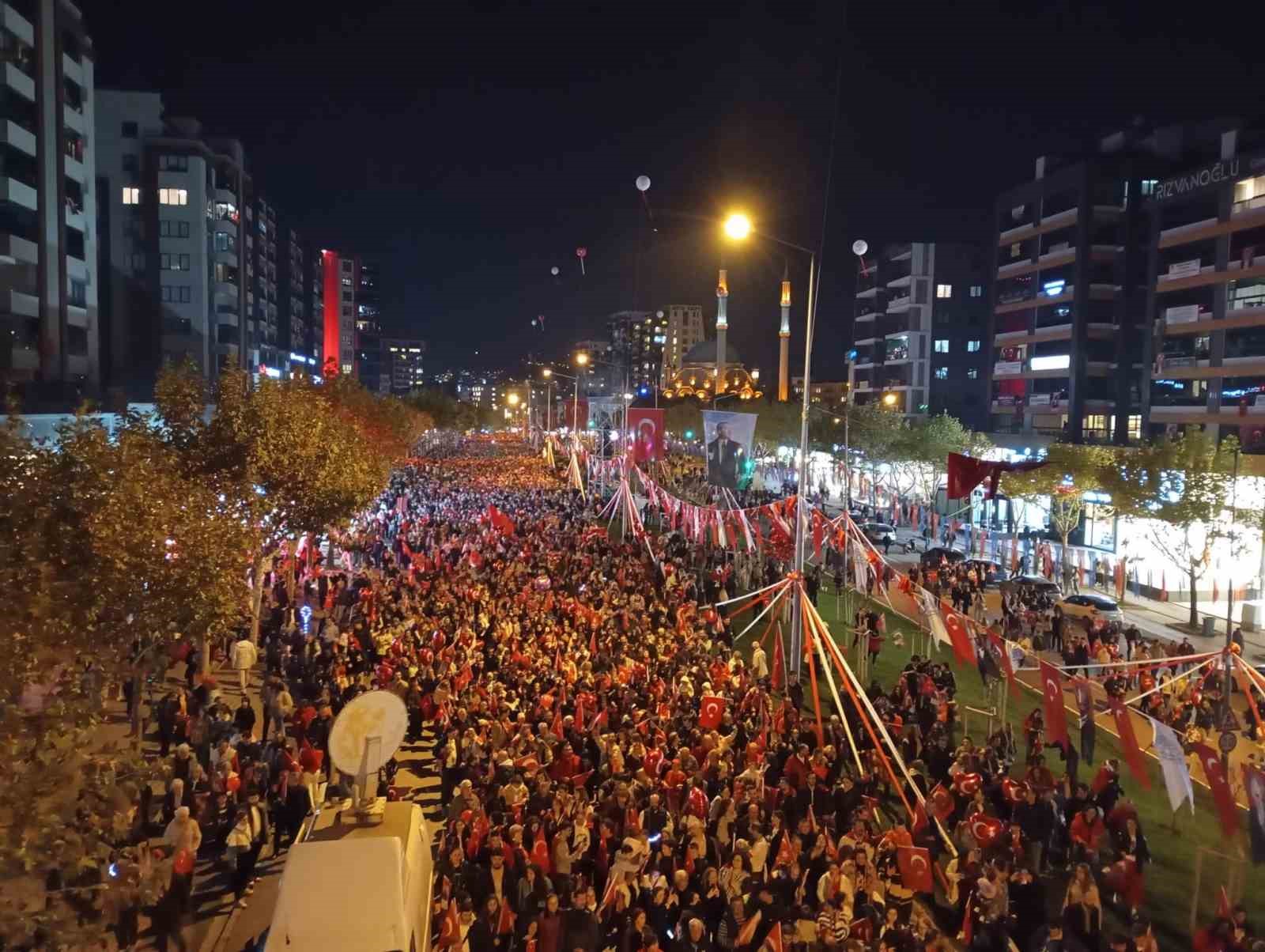 Bursa’da onbinlerce kişi Cumhuriyet coşkusuna ortak oldu