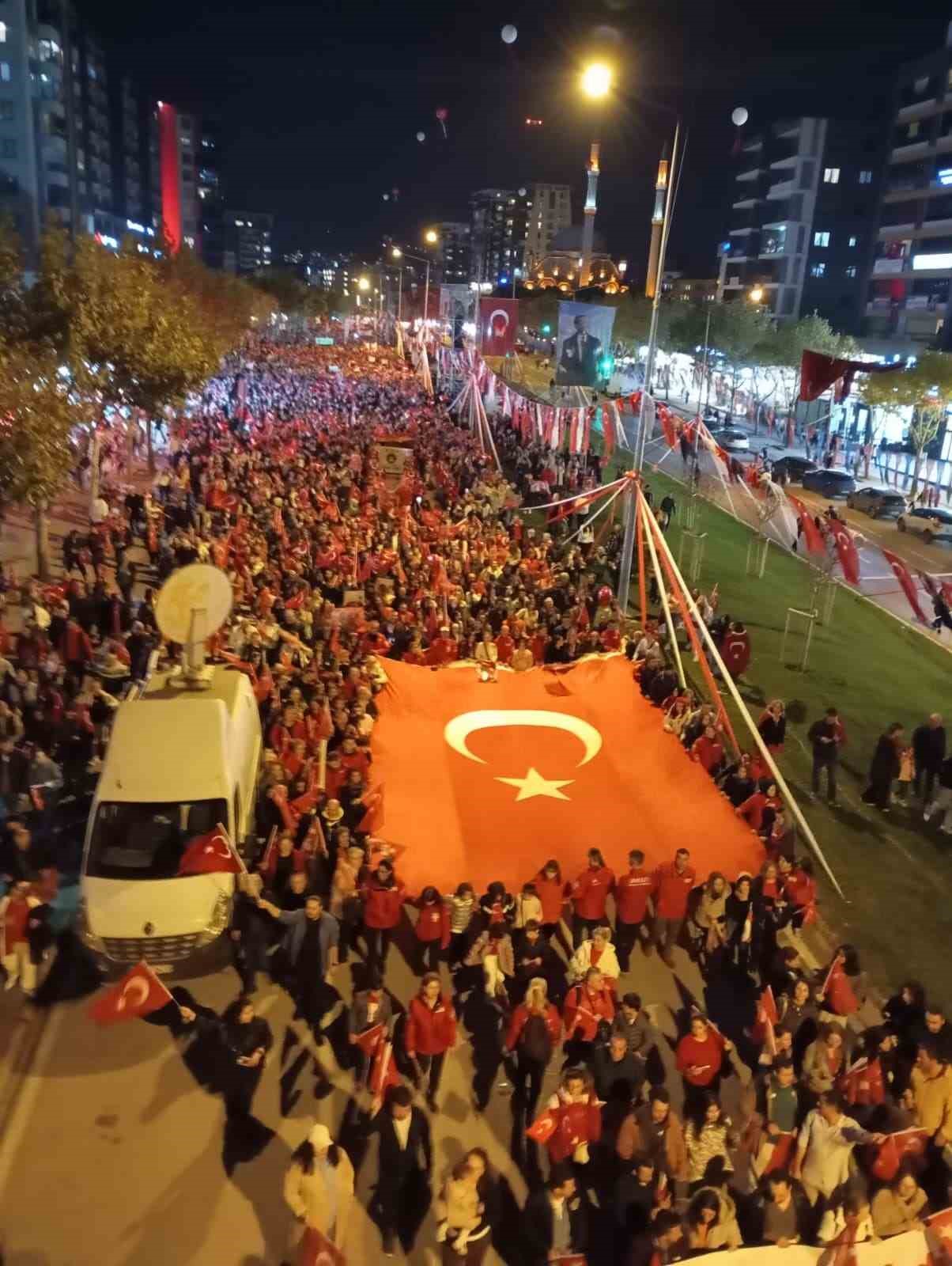 Bursa’da onbinlerce kişi Cumhuriyet coşkusuna ortak oldu