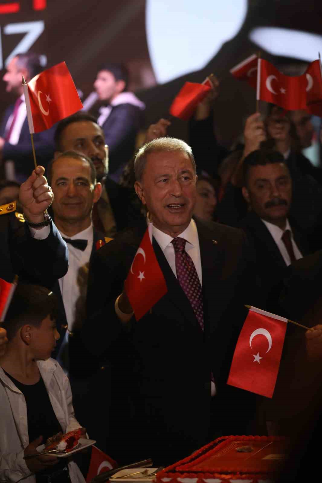 Vali &Ccedil;i&ccedil;ek: "T&uuml;rk milletinin &ccedil;elik iradesi her zaman dimdik ayaktadır"
