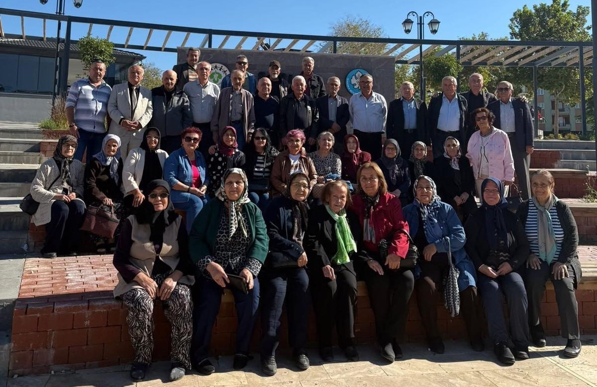 57 yıl sonra ilkokul öğretmenleriyle buluştular