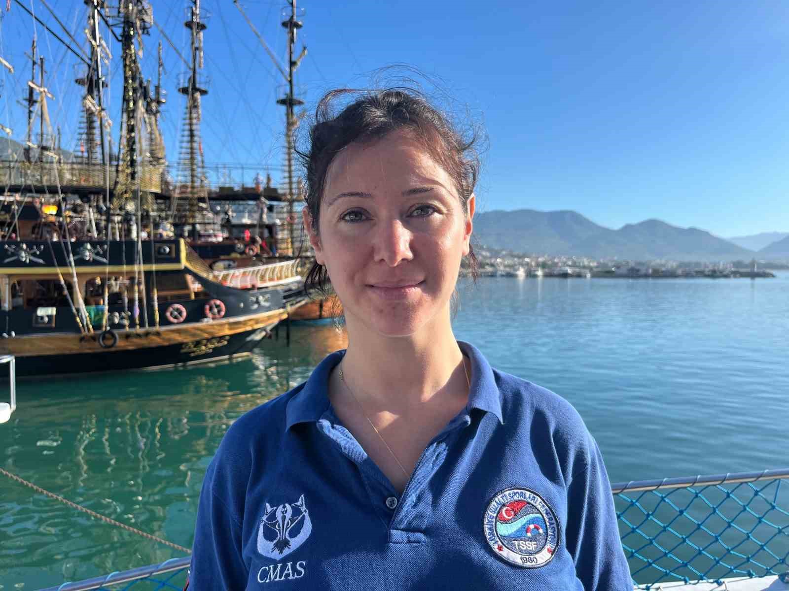 Denizin altında işaret diliyle İstiklal Marşı&rsquo;nı okudular
