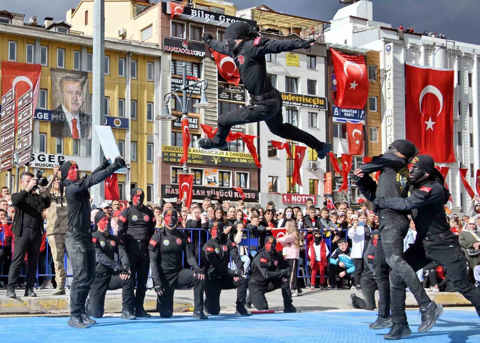 Dövüş sanatlarındaki hünerlerini sergileyen jandarma komandolar nefes kesti