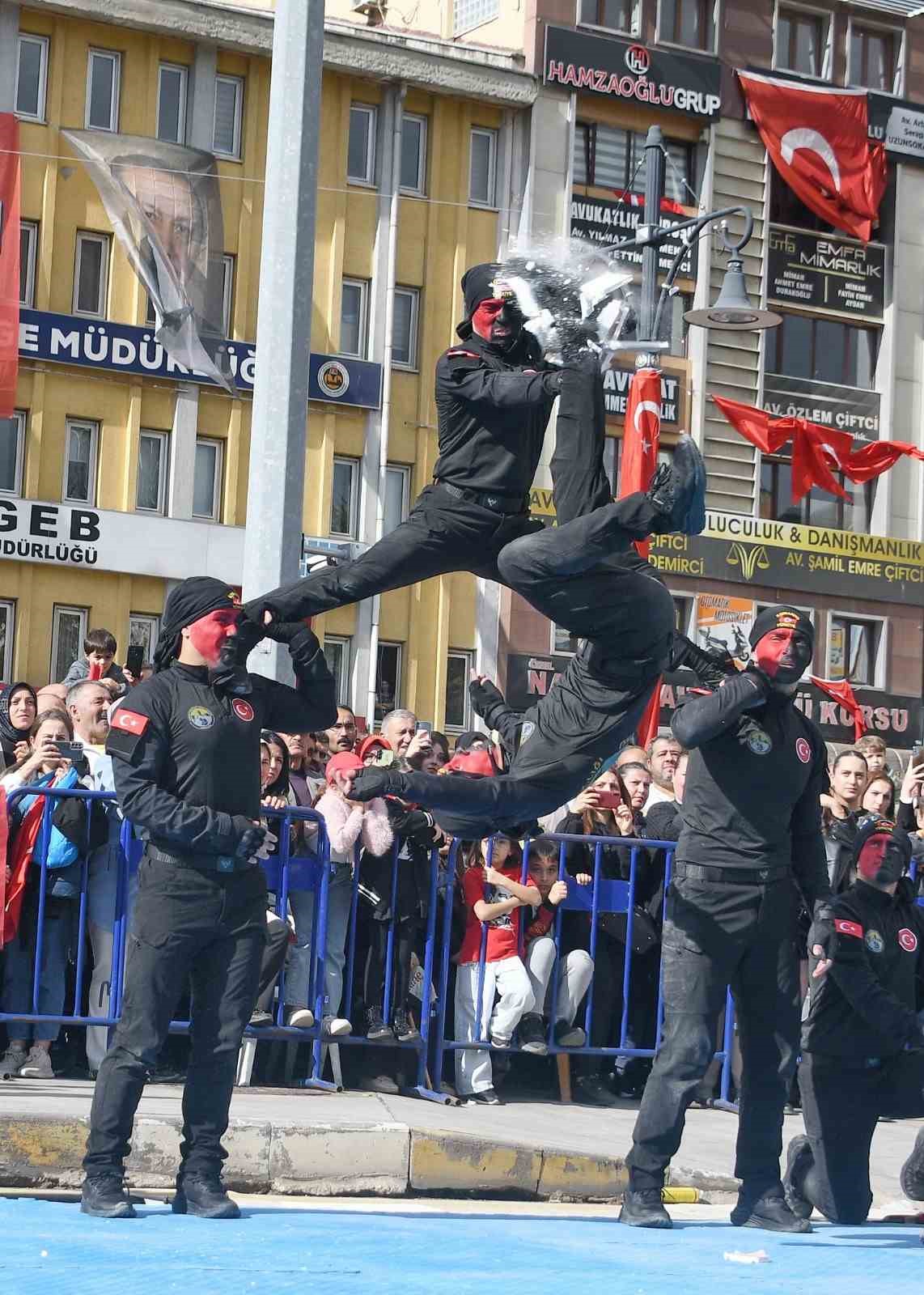 Dövüş sanatlarındaki hünerlerini sergileyen jandarma komandolar nefes kesti