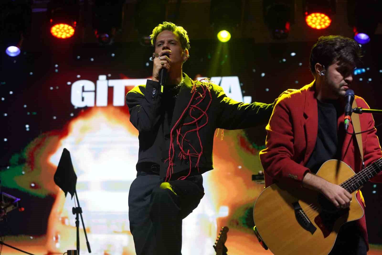 Bilecik’te sağanak yağışa rağmen binlerce kişi Madrigal konseriyle coştu