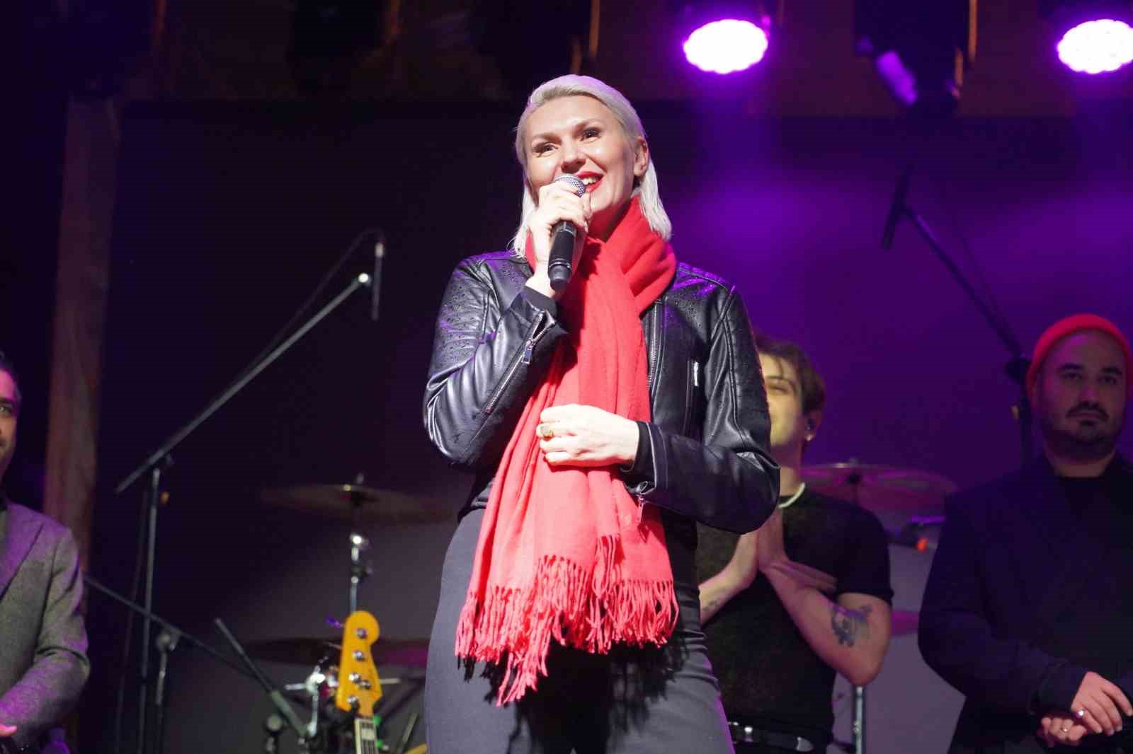 Bilecik’te sağanak yağışa rağmen binlerce kişi Madrigal konseriyle coştu