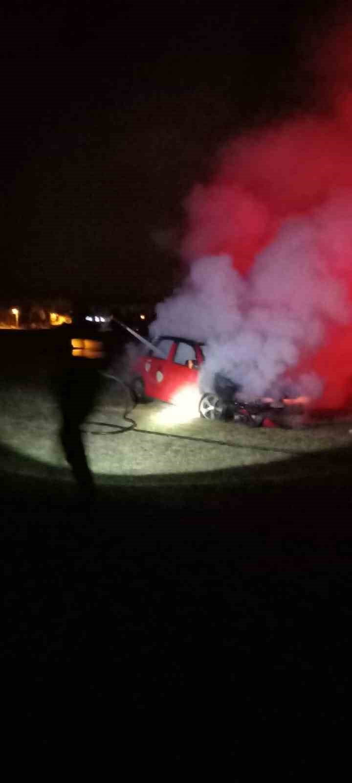 Muş’ta seyir halindeki otomobil alev aldı