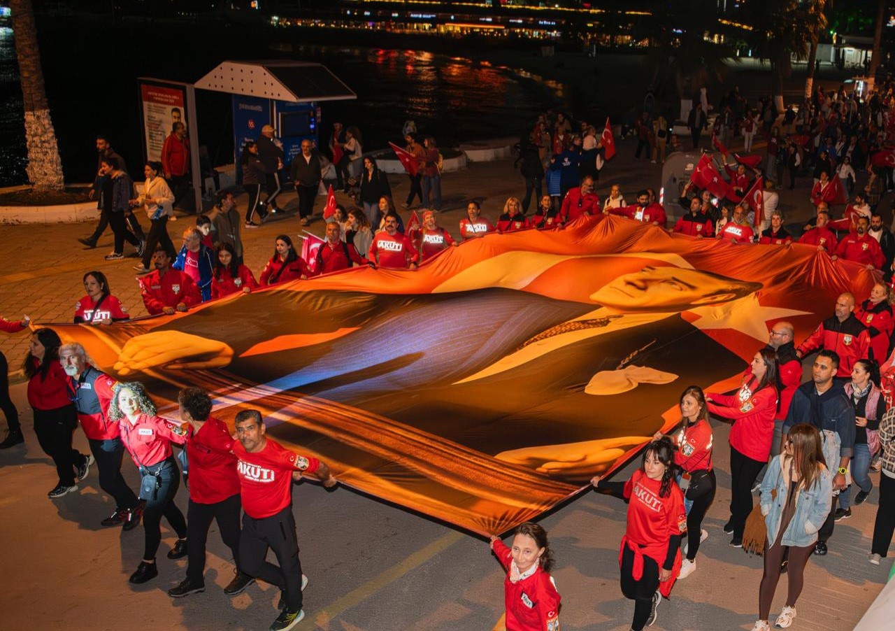 Kuşadası’nda Cumhuriyet coşkusu sokaklara taştı