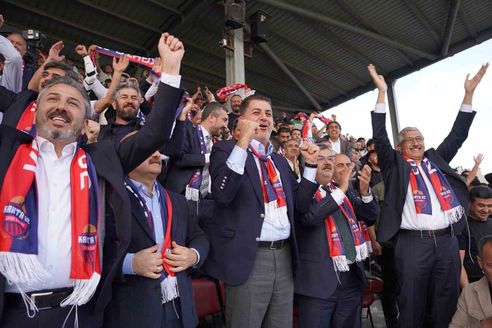 Kahta 02 Spor’dan tarihi zafer