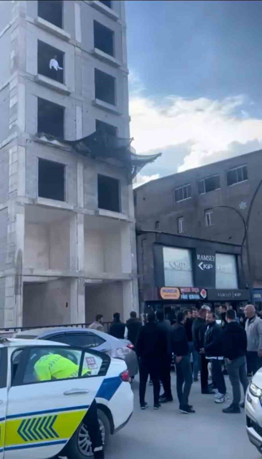 Yüksekova’da intihar girişimi: Polis uzun uğraşlar sonucu vatandaşı kurtardı