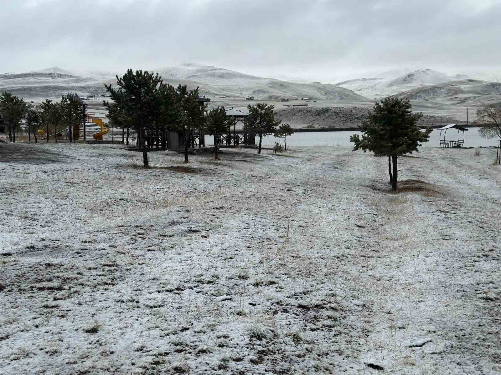 Karayazı’da karla gelen güzellik