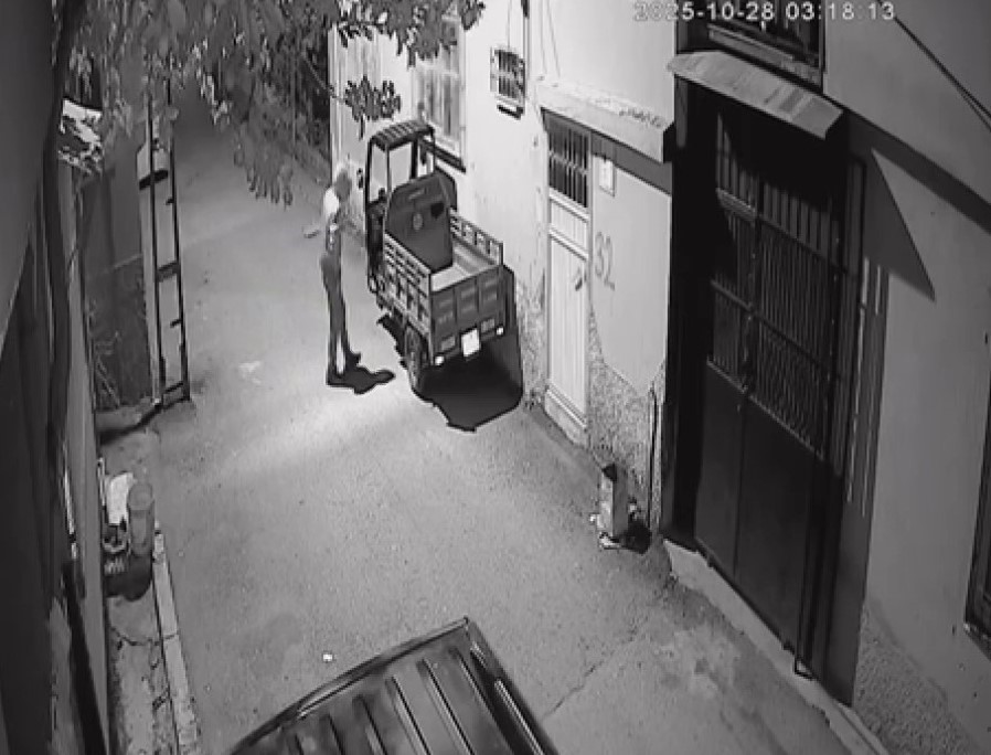 Yüzünü kapüşonla kapatarak mopedi dakikalar içinde çaldı