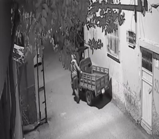 Y&uuml;z&uuml;n&uuml; kap&uuml;şonla kapatarak mopedi dakikalar i&ccedil;inde &ccedil;aldı
