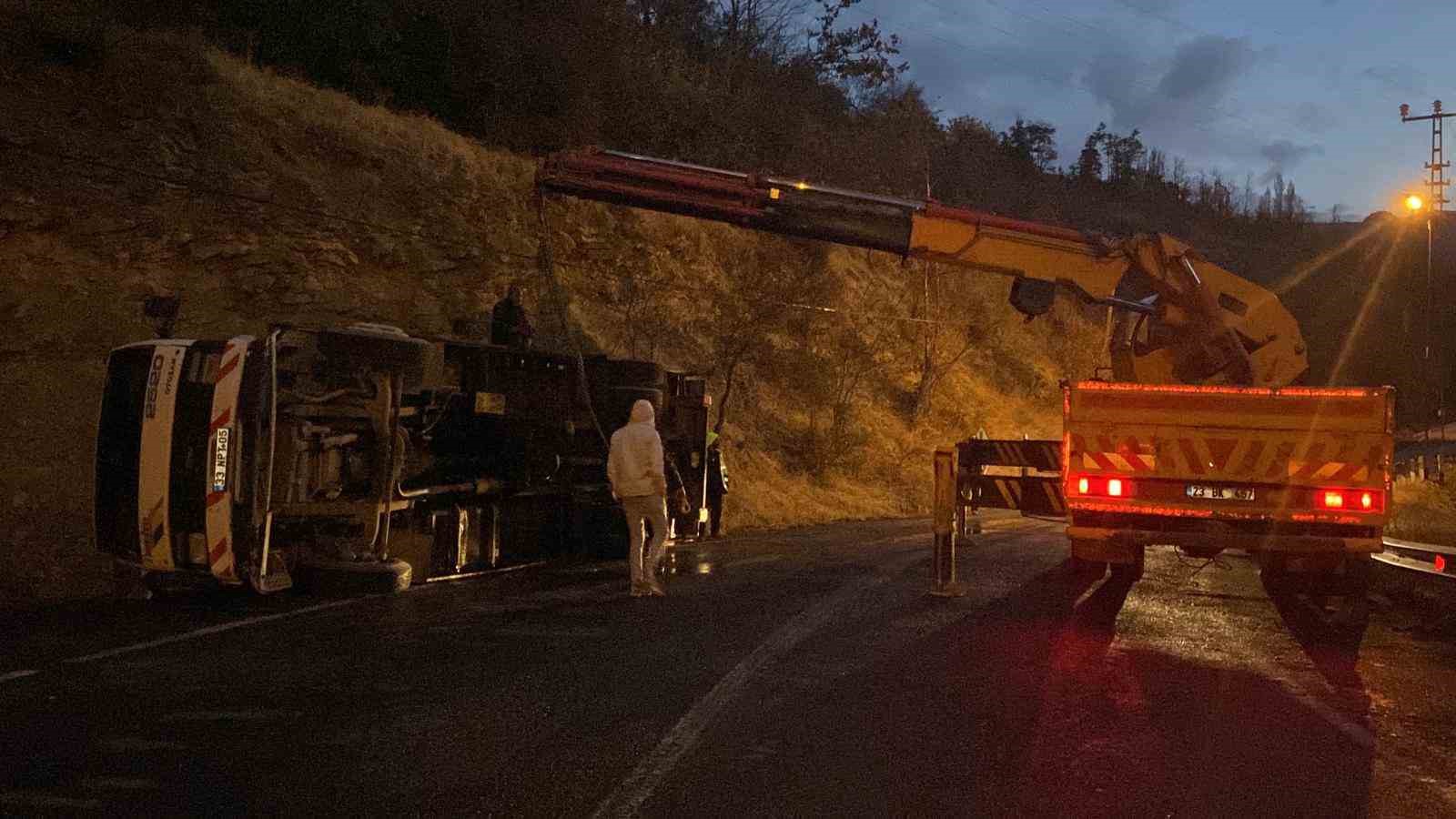 Kemaliye’de canlı hayvan taşıyan çekici devrildi: 2 hayvanın ayağı kırıldı