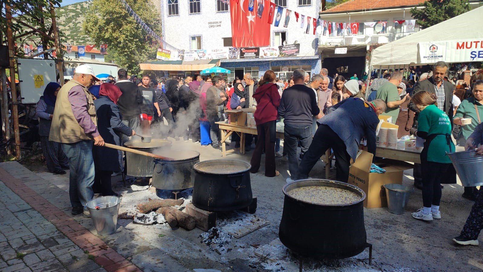 Binlerce kişi dumanı üstünde tarhana çorbasında buluştu