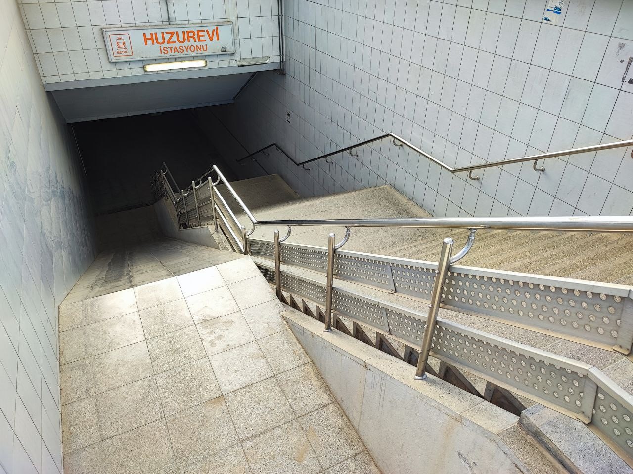 Adana’da 16 yıl önce hizmete giren metro alt geçitte yürüyen merdivenin yeri var, mekanizması yok