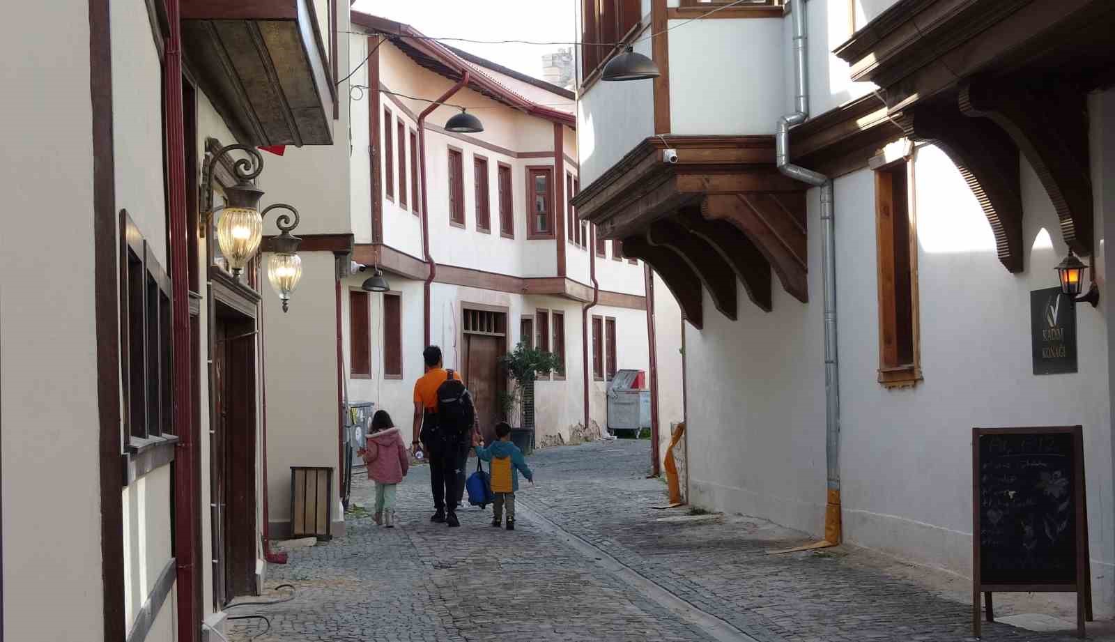 Do&ccedil;. Dr. Abdullah Erdem Taş: "Modern hayat insanları yalnızlaştırıyor"
