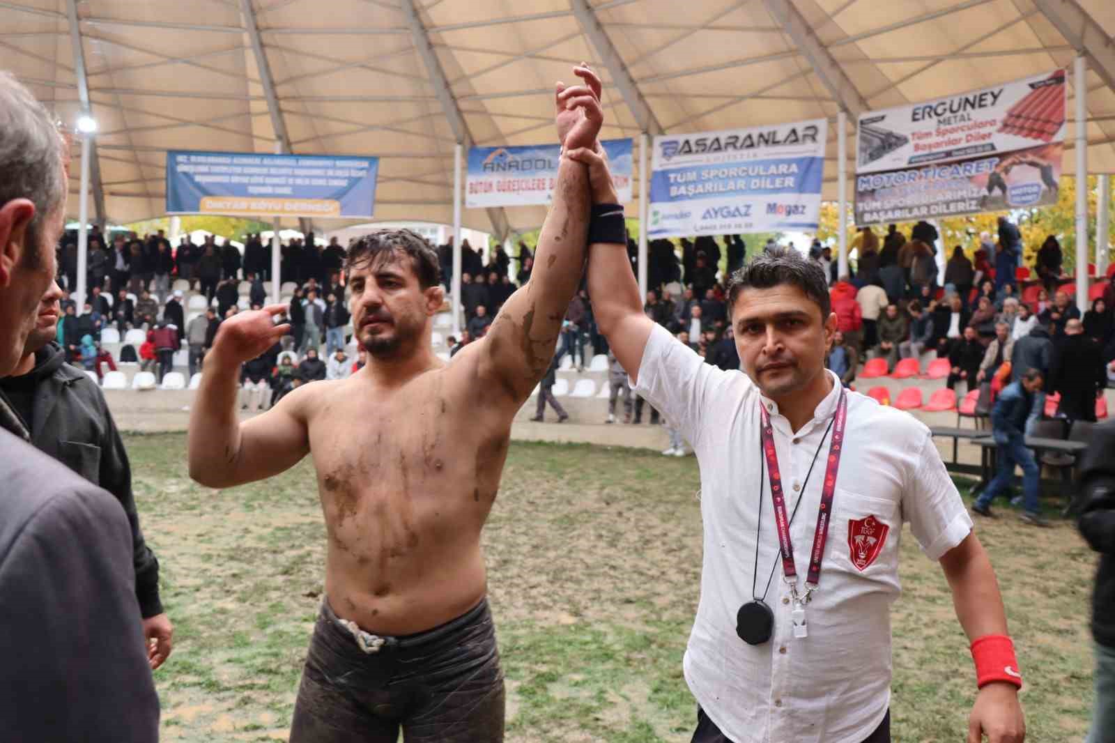 Erzurum&rsquo;da 102&rsquo;incisi yapılan Uzundere Karakucak G&uuml;reşleri b&uuml;y&uuml;k heyecan yaşattı
