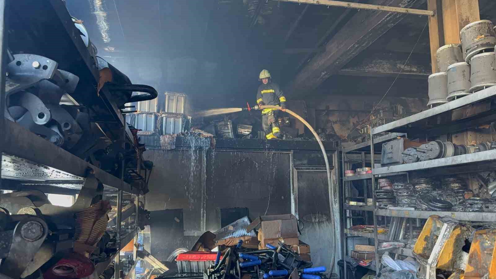 Gaziantep&rsquo;te hırdavat malzemeleri satan iş yerinde yangın
