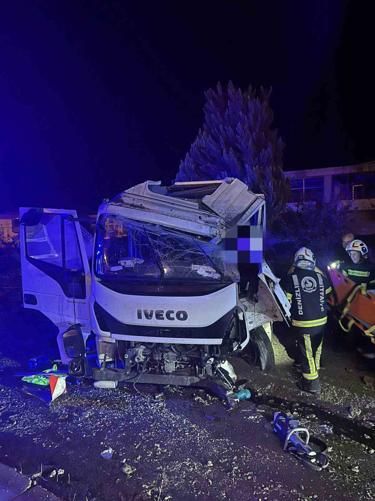 Yağışta yoldan çıkan kamyonet sürücüsü yaralandı