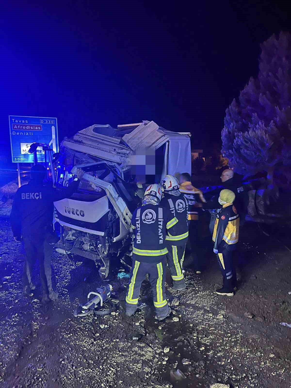 Yağışta yoldan çıkan kamyonet sürücüsü yaralandı
