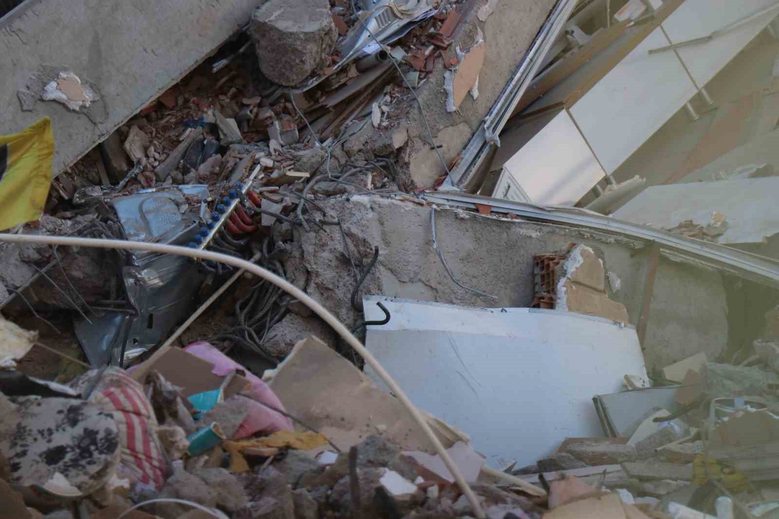 Gebze’de 4 kişiye mezar olan binada çalışmalar sabahın ilk ışıklarıyla başladı