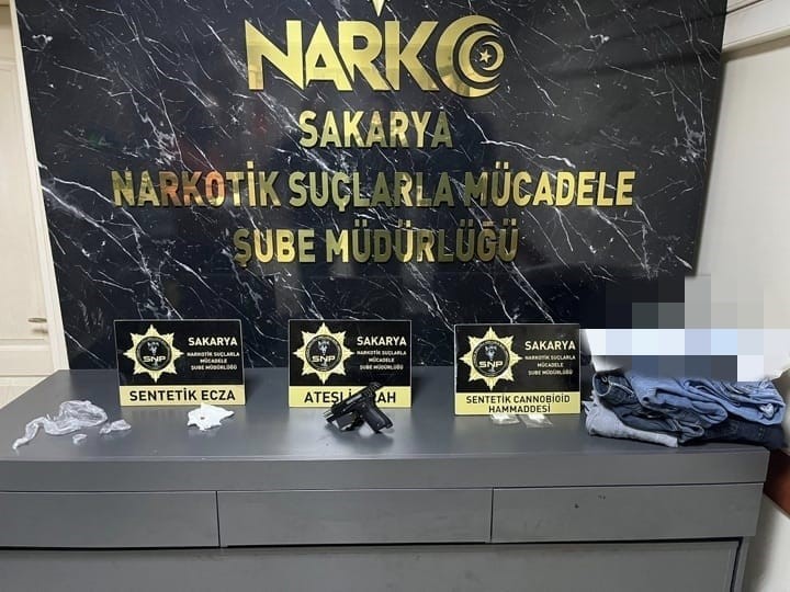 Sakarya&rsquo;da anne-oğul uyuşturucu ticaretinden tutuklandı
