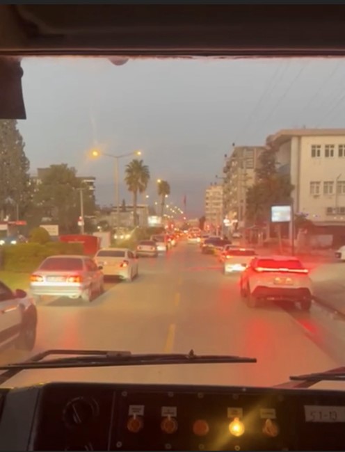 Yangına giden itfaiyeye fermuar sistemiyle yol verdiler