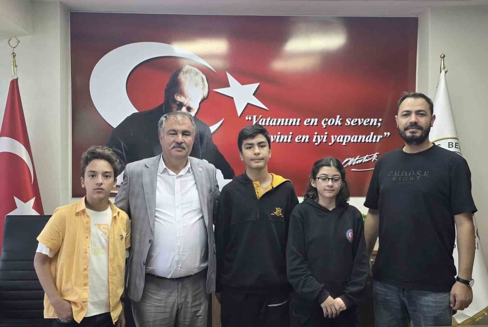 Başkan Pütün, Beyağaç’ı gururlandıran öğretmeni fahri hemşehri ilan etti