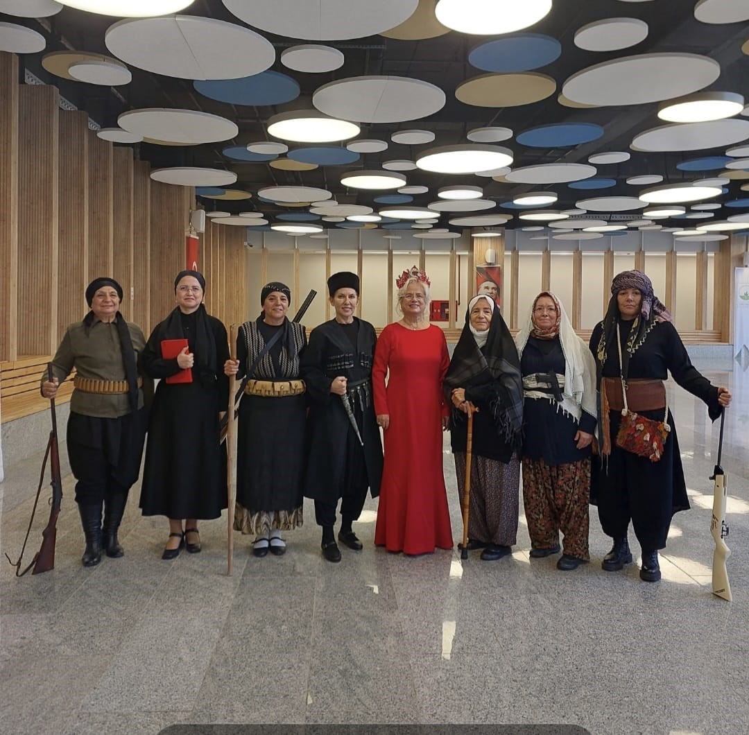 Nil&uuml;fer Kadın Korosu&rsquo;ndan Cumhuriyet defilesi
