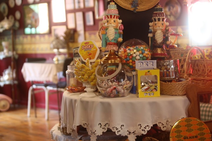 Paris’ten Bursa’ya uzanan antika hikayesi: Kolilerde bekleyen eşyalarla müze gibi kafe kurdu