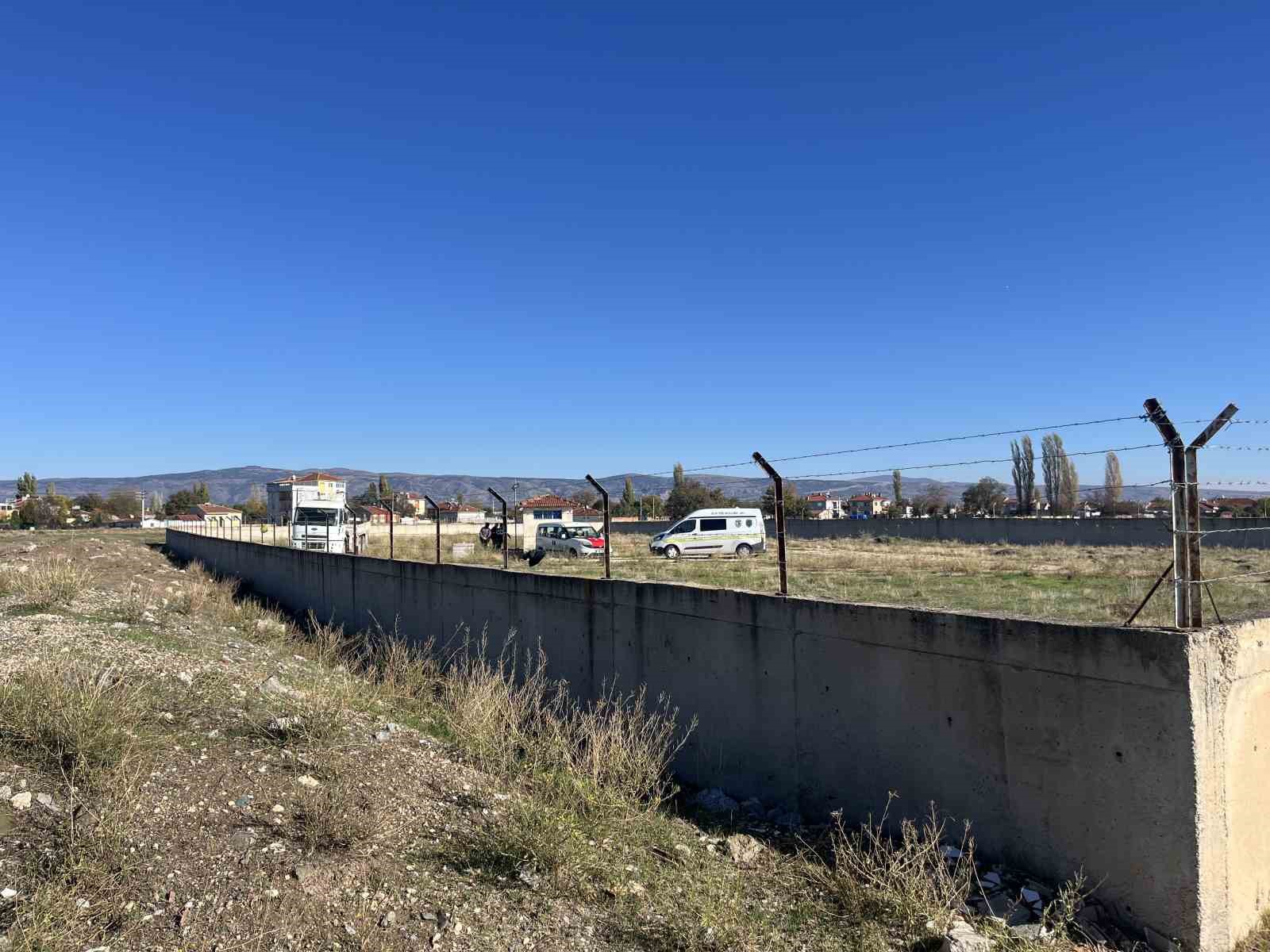 ESKİ&rsquo;nin tesisine girip kapıyı delen hırsızlar ne buldularsa &ccedil;aldılar
