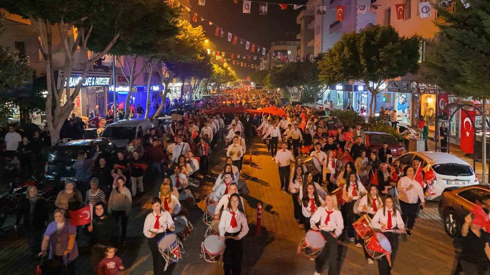 Gelinle damat d&uuml;ğ&uuml;nden &ouml;nce fener alayına katıldı
