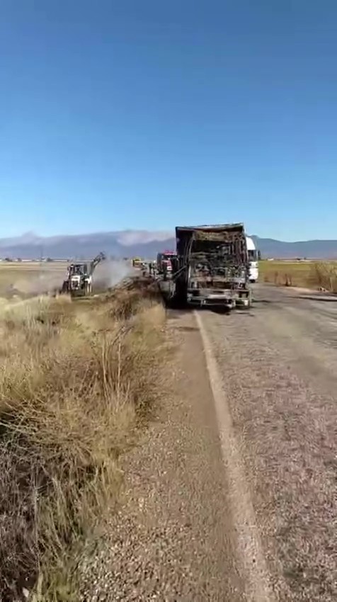 Saman yüklü kamyon yangın sonrası kullanılamaz hale geldi