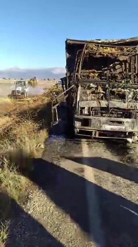 Saman yüklü kamyon yangın sonrası kullanılamaz hale geldi