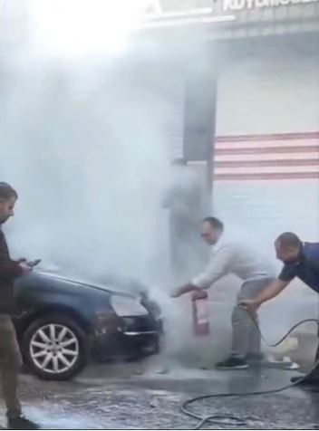 Siverek’te park halindeki otomobil alev aldı