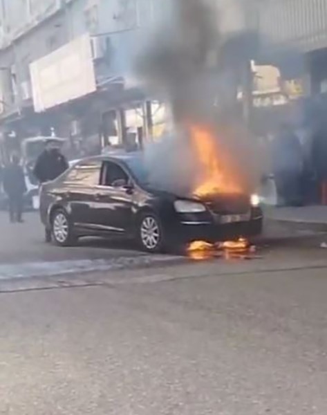 Siverek&rsquo;te park halindeki otomobil alev aldı
