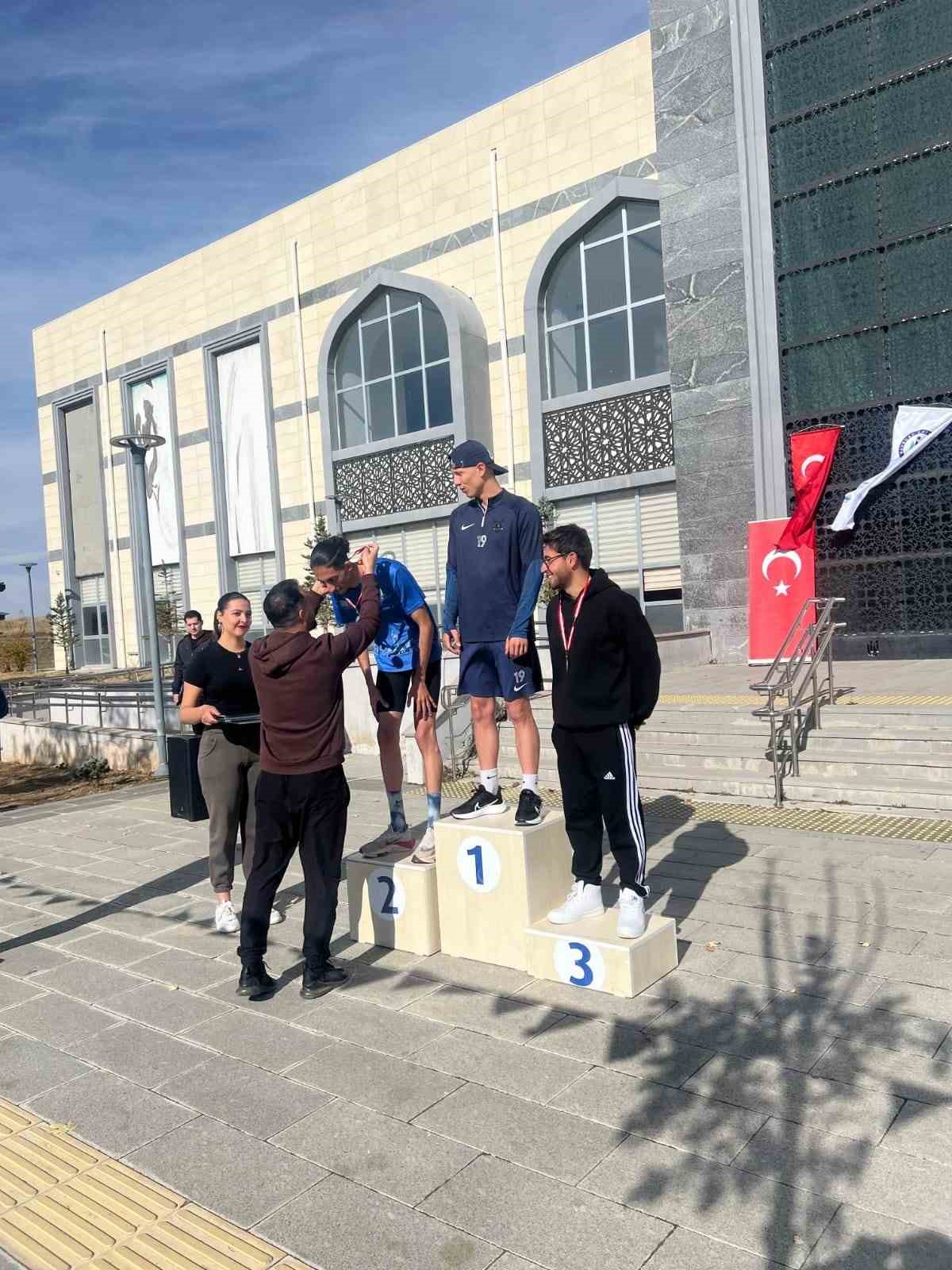 Cumhuriyet Koşusu gençlerin enerjisiyle tamamlandı
