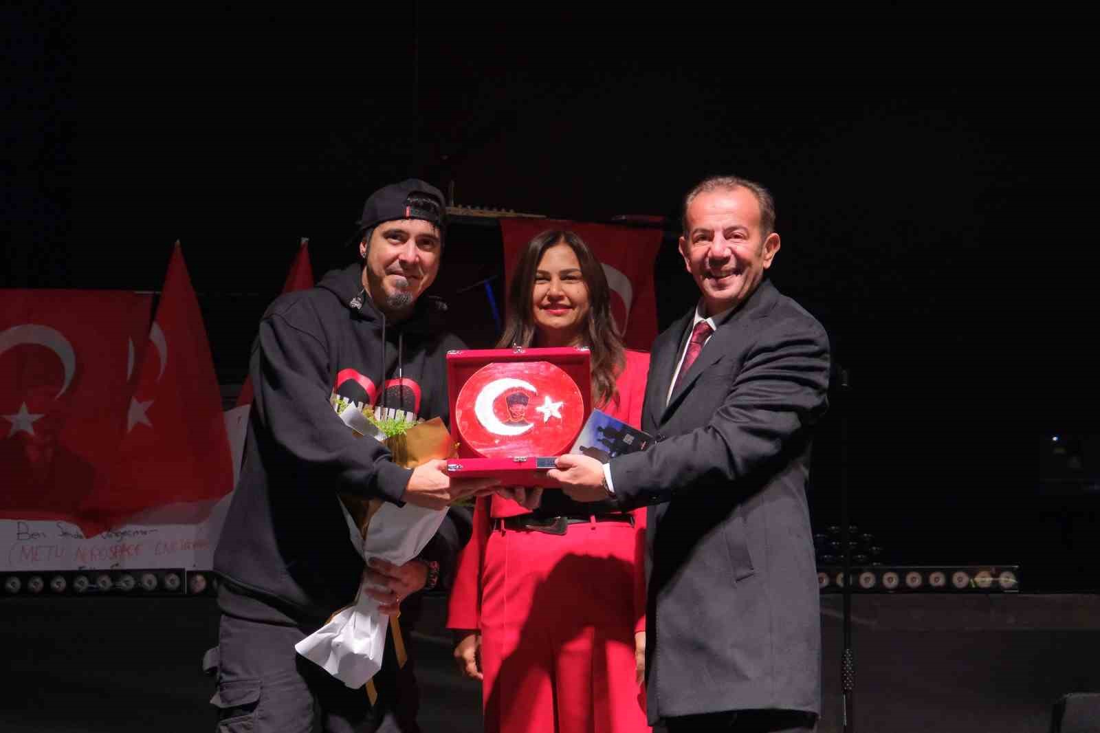 Bolu’da binlerce kişi, Manga konserinde Cumhuriyet coşkusunu yaşadı