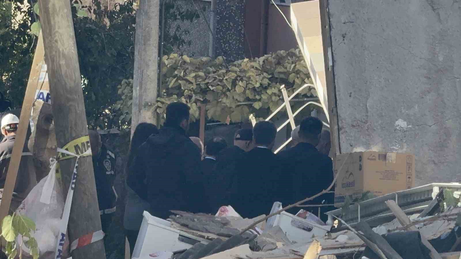 Gebze’de çöken binanın enkazında inceleme yapılıyor
