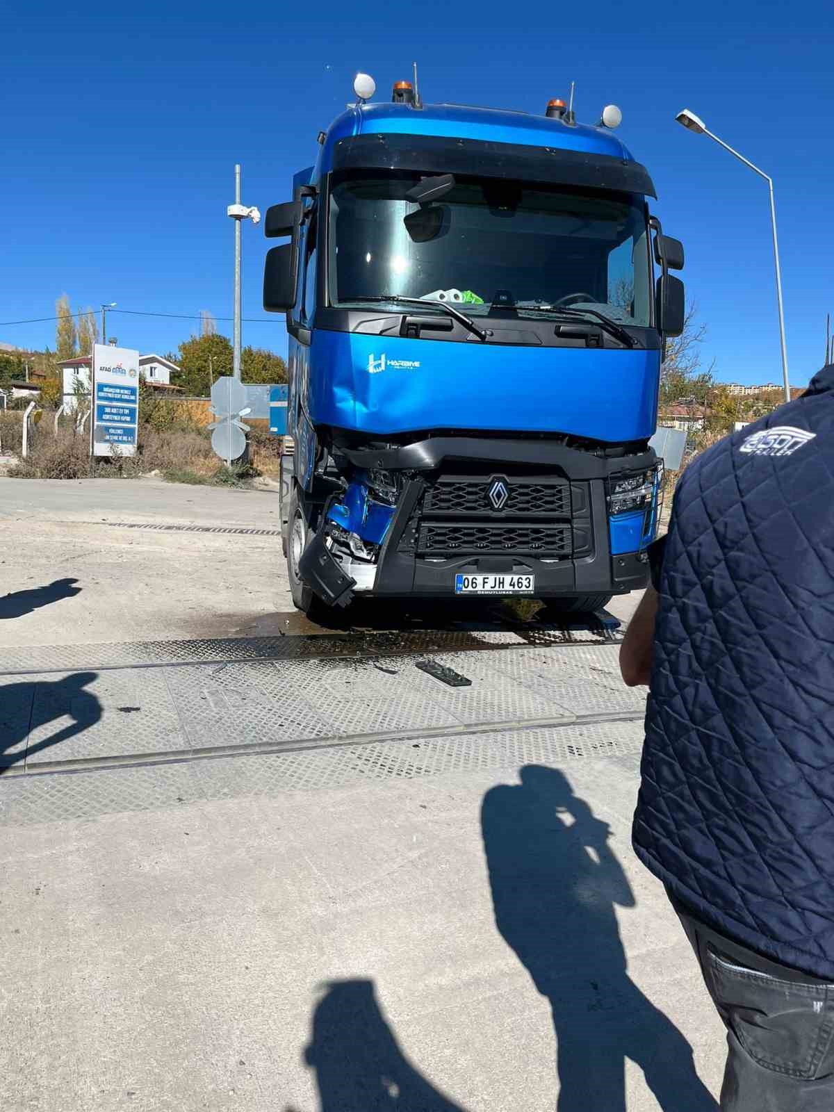 Malatya’da tren tıra çarptı