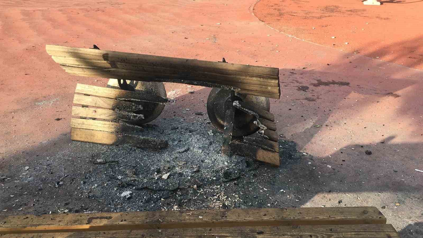 Diyarbakır’da bazı parklarda oturma bankları yakıldı
