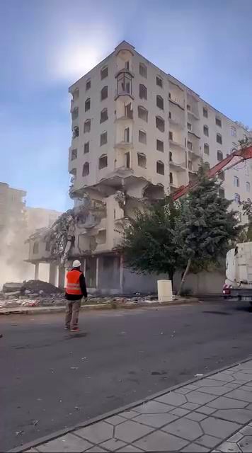 Ağır hasarlı bina tek dokunuşta yerle bir oldu