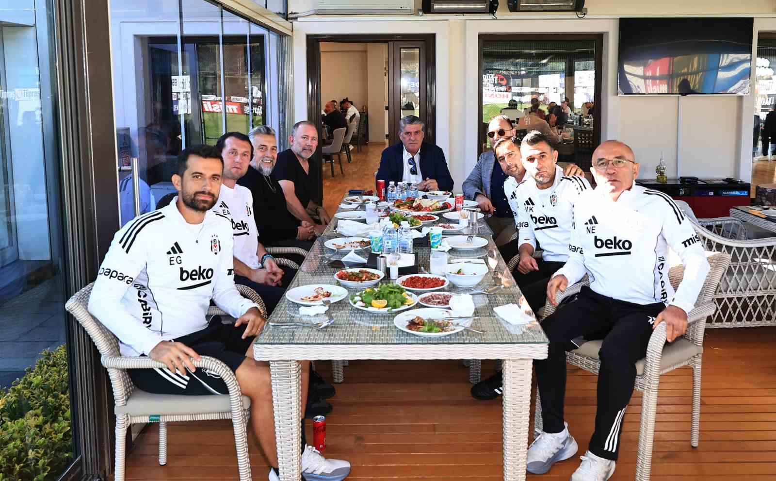 Beşiktaş Başkanı Serdal Adalı, Fenerbahçe derbisi öncesi futbol A takımıyla buluştu